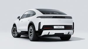 Vista exterior de Cayenne Turbo Coupé Electric mostrando la parte trasera y el lado izquierdo del coche
