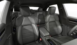 Vista interior de los asientos delanteros del Macan Electric