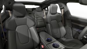 Vista interior de los asientos delanteros del Taycan Turbo