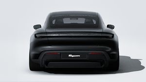 Vista exterior de Taycan 4 Black Edition mostrando la parte trasera del coche