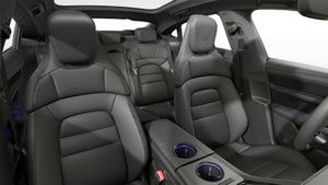 Vista interior de los asientos delanteros del Taycan 4S Black Edition