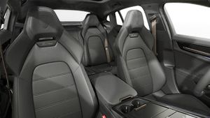 Vista interior de los asientos delanteros del Panamera Turbo E-Hybrid