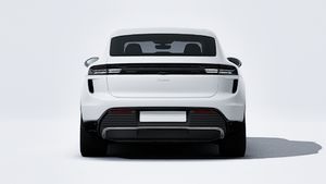 Exterior view of Macan Turbo showing the rear of the car