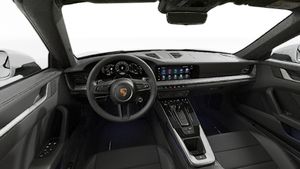 Pohled do interiéru na volant a přístrojovou desku vozu 911 Carrera S Cabriolet
