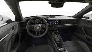 Pohled do interiéru na volant a přístrojovou desku vozu 911 Targa 4 GTS