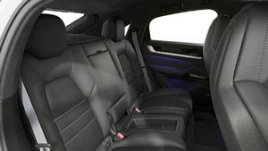 Pohled do interiéru Cayenne Turbo E-Hybrid Coupé with GT Package