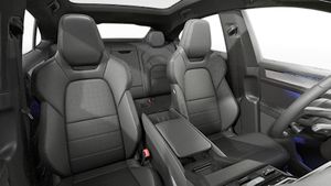 Pohled do interiéru na přední sedadla Cayenne Coupé Electric