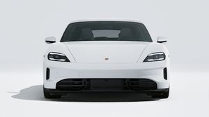 Pohled zvenčí na Taycan GTS Sport Turismo zobrazující přední část vozu