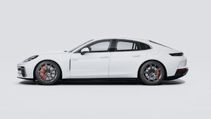 Vnější pohled na Panamera Turbo E-Hybrid na levé straně vozu
