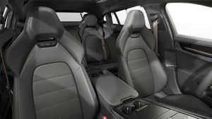 Pohled do interiéru na přední sedadla Panamera Turbo S E-Hybrid Executive