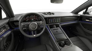 Pohled do interiéru na volant a přístrojovou desku vozu Panamera Turbo S E-Hybrid Executive