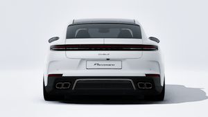Vnější pohled na Panamera Turbo S E-Hybrid Executive zobrazující zadní část vozu