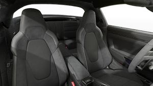 Innenansicht mit den Vordersitzen von 911 Targa 4 GTS