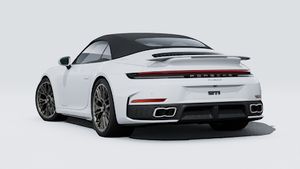 Außenansicht von 911 Turbo S Cabriolet mit der Rückseite und der linken Seite des Fahrzeugs