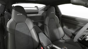Innenansicht mit den Vordersitzen von 911 GT3
