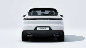 Außenansicht von Cayenne E-Hybrid mit Blick auf das Heck des Fahrzeugs