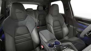 Innenansicht mit den Vordersitzen von Cayenne GTS