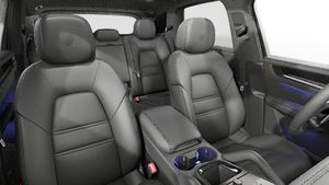 Innenansicht mit den Vordersitzen von Cayenne Black Edition