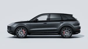 Die Außenansicht von Cayenne S E-Hybrid Black Edition zeigt die linke Seite des Fahrzeugs