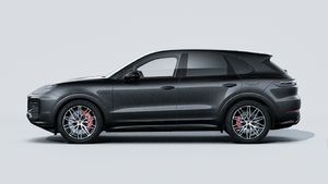 Die Außenansicht von Cayenne S E-Hybrid Black Edition zeigt die linke Seite des Fahrzeugs