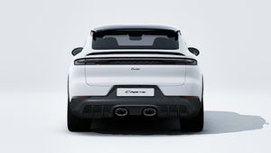 Außenansicht von Cayenne Turbo E-Hybrid Coupé mit GT-Paket mit Blick auf das Heck des Fahrzeugs