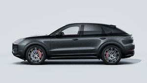 Die Außenansicht von Cayenne S E-Hybrid Coupé Black Edition zeigt die linke Seite des Fahrzeugs