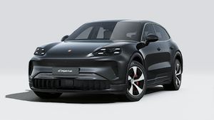 Außenansicht von Cayenne S Electric mit der Vorderseite und der linken Seite des Fahrzeugs