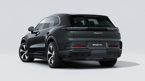Außenansicht von Cayenne S Electric mit der Rückseite und der linken Seite des Fahrzeugs