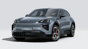 Außenansicht von Cayenne Turbo Electric mit der Vorderseite und der linken Seite des Fahrzeugs