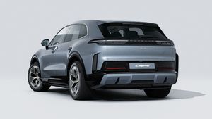 Außenansicht von Cayenne Turbo Electric mit der Rückseite und der linken Seite des Fahrzeugs