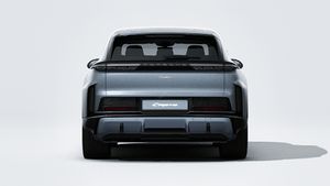 Außenansicht von Cayenne Turbo Electric mit Blick auf das Heck des Fahrzeugs