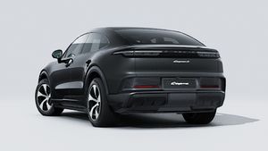 Außenansicht von Cayenne S Coupé Electric mit der Rückseite und der linken Seite des Fahrzeugs