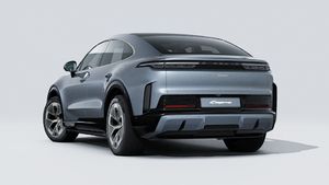 Außenansicht von Cayenne Turbo Coupé Electric mit der Rückseite und der linken Seite des Fahrzeugs