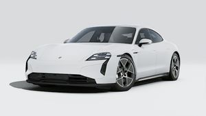 Außenansicht von Taycan Turbo mit der Vorderseite und der linken Seite des Fahrzeugs