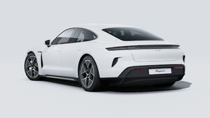 Außenansicht von Taycan Turbo mit der Rückseite und der linken Seite des Fahrzeugs