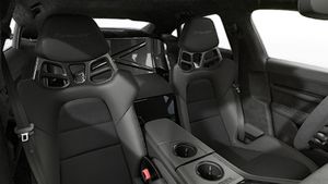 Innenansicht mit den Vordersitzen von Taycan Turbo GT mit Weissach-Paket