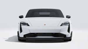 Außenansicht von Taycan Turbo GT mit Weissach-Paket mit Blick auf die Vorderseite des Fahrzeugs