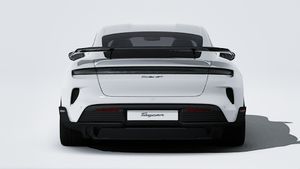 Außenansicht von Taycan Turbo GT mit Weissach-Paket mit Blick auf das Heck des Fahrzeugs