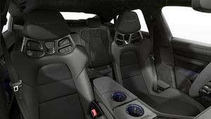 Innenansicht mit den Vordersitzen von Taycan Turbo GT