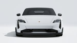 Außenansicht von Taycan Turbo GT mit Blick auf die Vorderseite des Fahrzeugs
