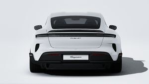 Außenansicht von Taycan Turbo GT mit Blick auf das Heck des Fahrzeugs