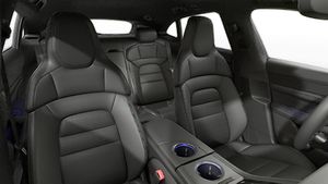 Innenansicht mit den Vordersitzen von Taycan 4S Sport Turismo
