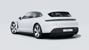 Außenansicht von Taycan 4S Sport Turismo mit der Rückseite und der linken Seite des Fahrzeugs