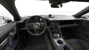 Innenansicht mit Lenkrad und Armaturenbrett von Taycan GTS Sport Turismo
