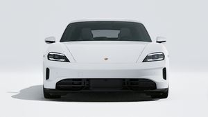 Außenansicht von Taycan GTS Sport Turismo mit Blick auf die Vorderseite des Fahrzeugs
