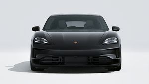 Außenansicht von Taycan Sport Turismo Black Edition mit Blick auf die Vorderseite des Fahrzeugs