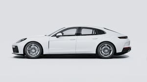 Die Außenansicht von Panamera 4 E-Hybrid zeigt die linke Seite des Fahrzeugs