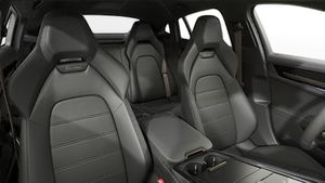 Innenansicht mit den Vordersitzen von Panamera Turbo E-Hybrid
