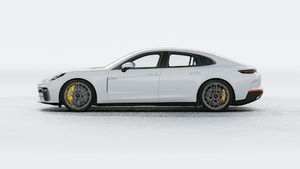Die Außenansicht von Panamera Turbo S E-Hybrid zeigt die linke Seite des Fahrzeugs