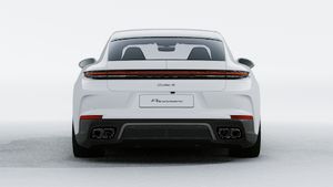 Außenansicht von Panamera Turbo S E-Hybrid mit Blick auf das Heck des Fahrzeugs
